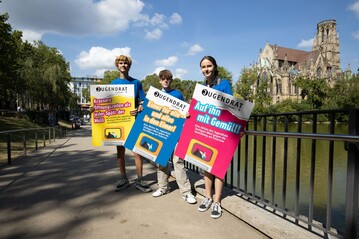 Jugendrat mit Plakaten am Stuttgarter Feuersee