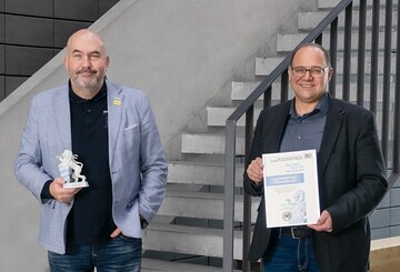 Voller Freude und Stolz hat das Unternehmen die Urkunde und den Preis von Bayerns Best 50 entgegengenommen. 