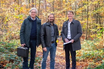 (v.l.) Prof. Thomas Kistemann, Leiter des GeoHealth Centres und des WHO Kollaborationszentrums (WHO CC) am UKB, Dr. Timo Falkenberg, Nachwuchsgruppenleiter IHPH, und Prof. Nico Mutters, Direktor des IHPH, bei Messungen im Bonner Naherholungsgebiet Kottenforst
