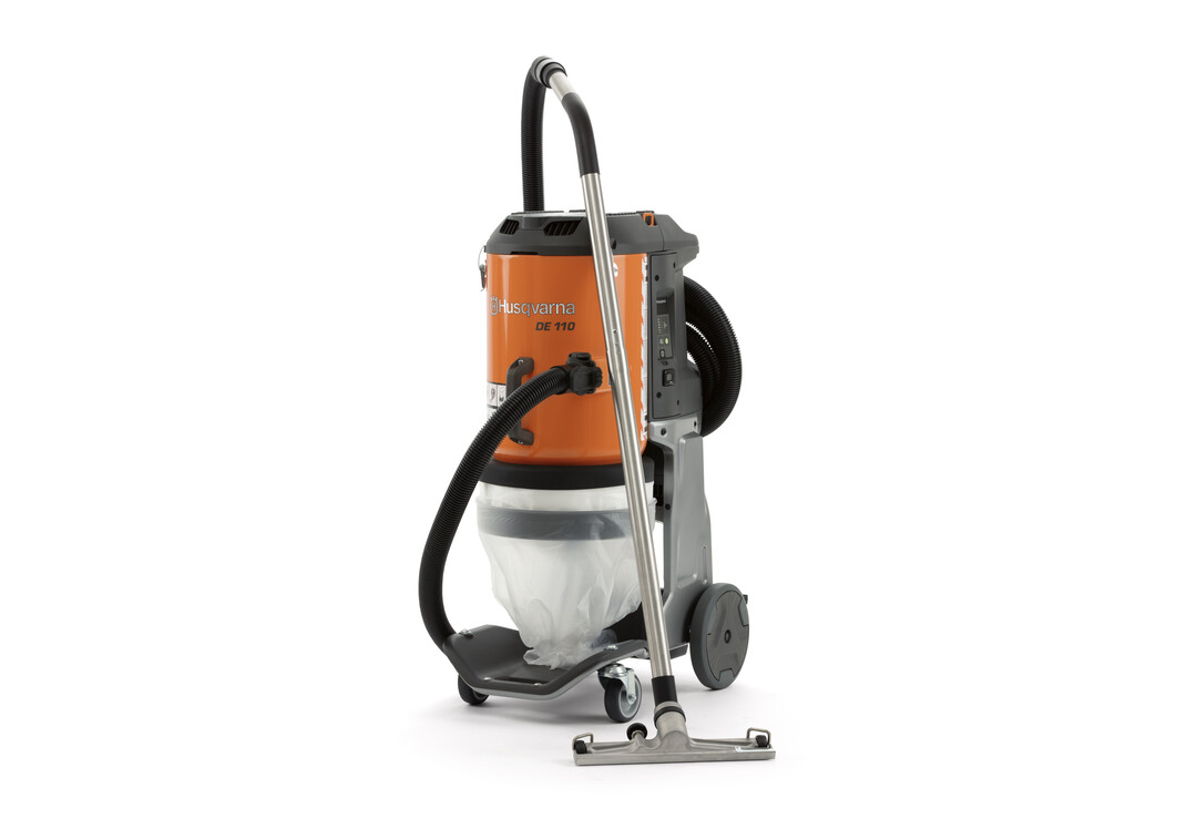 Mit dem langen Saugrohr der Husqvarna Entstauber ist bei der Bekämpfung des Eichen-Prozessionsspinners ein entsprechender Sicherheitsabstand gegeben.