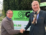 Joachim Orberger,
Geschäftsführer der LSG Grün + Sportrasenbau (Bild links) und Gerhard Bukenberger, Geschäftsführer der Schuler Service Group (Bild rechts) freuen sich über die erfolgreiche Firmenübernahme.