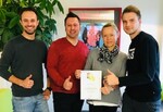 Das Team von Schuler NRW freut sich über die Auszeichnung. Im Bild von links nach rechts:
Dennis Jander (Projektleitung), Mario Feldkämper (Projekteiter und Standortleitung), Claudia Jödden (Back Office), Torben Syska (Projektleitung)