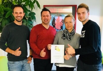 Das Team von Schuler NRW freut sich ber die Auszeichnung. Im Bild von links nach rechts: 
Dennis Jander (Projektleitung), Mario Feldkmper (Projekteiter und Standortleitung), Claudia Jdden (Back Office), Torben Syska (Projektleitung)