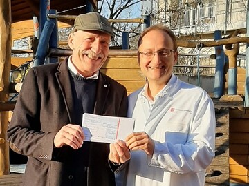 Thomas Eder, Geschftsfhrer der Schuler Service Group (im Bild links), berreicht Prof. Dr. Jrg Faber (Leiter des Zentrums fr Pdiatrische Hmatologie / Onkologie / Hmostaseologie und Stammzelltransplantation des Zentrums fr Kinder- und Jugendmedizin der Universittsmedizin Mainz (im Bild rechts), einen Spendenscheck in Hhe von 10.0000 Euro)