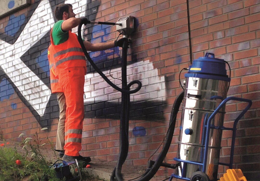Das Berliner Unternehmen systeco bietet eine effiziente Methode, um Graffitis mit dem patentierten mobilen Unterdruckstrahlsystem Tornado ACS ohne Hochdruck und Chemie von Oberflächen zu entfernen.