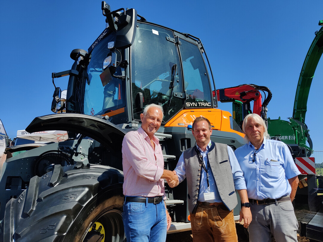 Übergabe Neufahrzeug auf der Rottalschau, Karpfham 2023 vlnr: Gerhard Neudorfer (CEO SYN TRAC GmbH), Andreas Botschafter (Verkaufsleiter D.O.B. Baumaschinen), Willi Nadler (Vertrieb Kommunal D.O.B. Landtechnik AG)