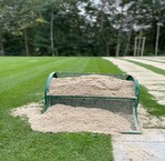 Quarzsand verbessert die Drainage-Eigenschaften des Bodens und fördert das Wurzelwachstum des Rasens.