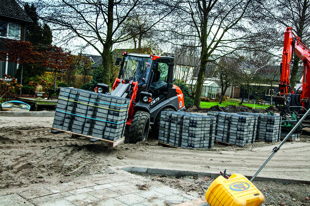 Einsatz mit Gabel – der kompakte Radlader hebt bis zu 2 Tonnen.