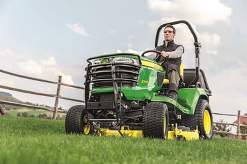 Zu der neuen Serie X900 gehren auch die Modelle X940 mit Hinterradantrieb und X948 mit Allradantrieb. 