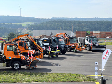 Unimog-Gertetrger mit Anbaugerten von Bucher Municipal Wernberg und Mulag waren auf der gemeinsamen Roadshow im September zu sehen  hier am ersten Standort Schlsselfeld.