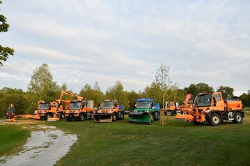 Insgesamt fnf Unimog-Gertetrger mit zahlreichen Anbaugerten von Bucher Municipal Wernberg und MULAG waren auf der gemeinsamen Roadshow zu sehen  hier am Standort Oberrot. 