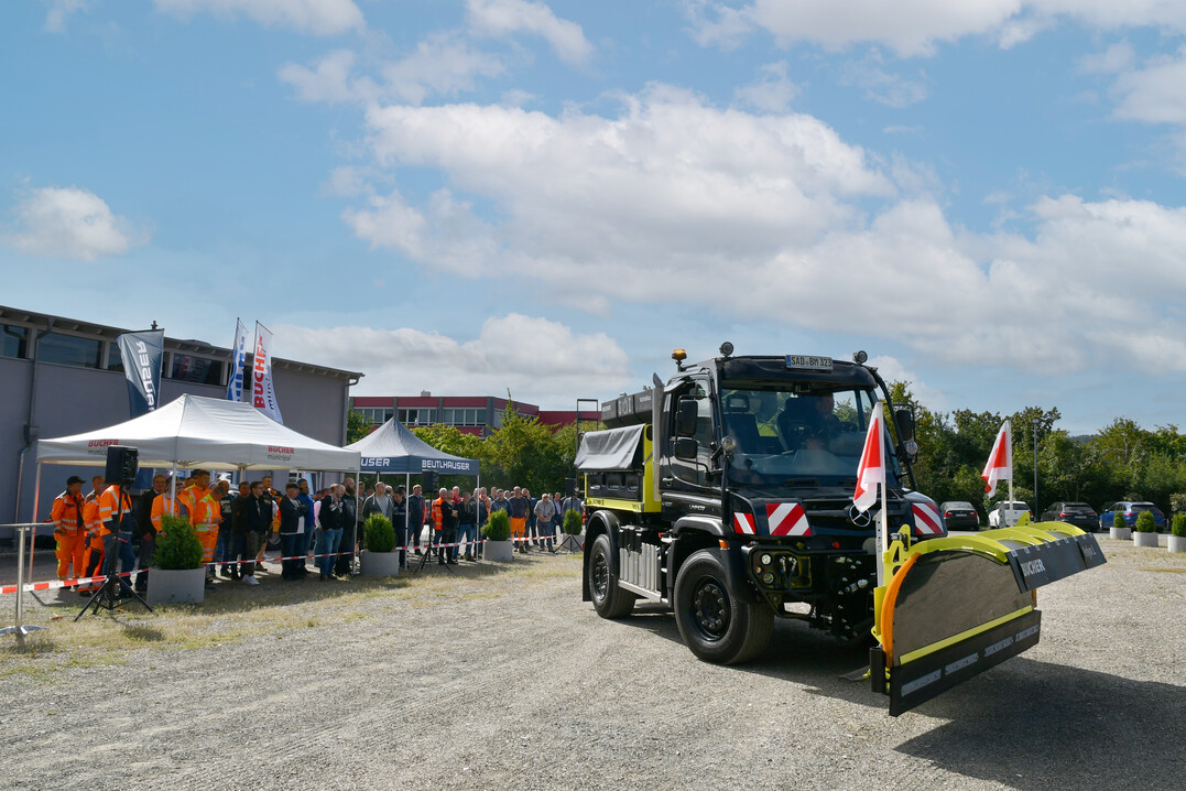 Ein Unimog U327 mit Schneepflug Polyx LN30 und dem besonderen Feature VarioMax vor der Event-Arena Himmelkron. Als Streuautomat war der FS30-Streuer Yeti W27 installiert.