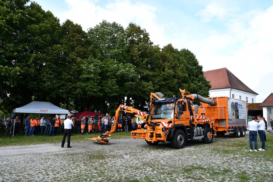 Am Standort Seemannshausen und an den anderen Stationen zeigte MULAG an einem Unimog U535 seinen innovativen Grnpflegekopf Eco 1200 Plus.  Zur Mhgutaufnahme diente ein Anhnger.