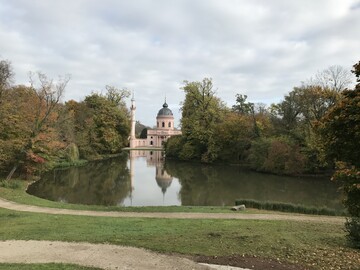 Der herbstliche Schlossgarten Schwetzingen mit der Ansicht der berhmten Gartenmoschee ist eines der durch den Klimawandel bedrohten Gartendenkmale. 