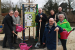 Pflanzten den ersten von 125 Bäumen auf münsterischen Spielplätzen (v.l.n.r.): Stadtrat Matthias Peck, Oberbürgermeister Markus Lewe, Dr. Klaus Wehmeier (Kuratoriumsvorsitzender der Allianz Umweltstiftung), Dr. Lutz Spandau (Vorstand der Allianz Umweltstiftung), Britta Linnemann (NABU Münster), Heiner Bruns und Wolfram Goldbeck (Grünflächenamt).