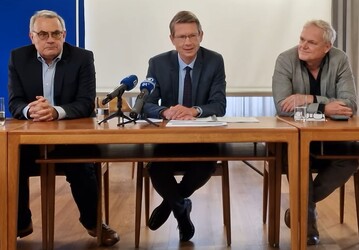Oberbrgermeister Sebastian Remel (CSU, Mitte) und die Vorsitzenden der Stadtratsfraktionen Stefan Funk (CSU, links) und Holger Laschka (Grnen, rechts) bei der Pressekonferenz zur Absage der Landesgartenschau Schweinfurt.