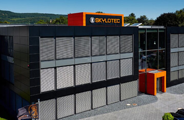 SKYLOTEC gehrt weltweit zu den fhrenden Herstellern fr Schutzausrstungen und bietet ein umfangreiches Produktprogramm  von Gurten und Helmen ber Verbindungsmittel und Halteseile bis hin zu Abseil- und Rettungsgerten.