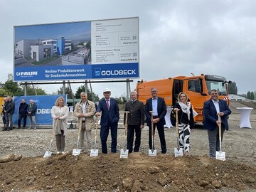 Setzen den ersten Spatenstich: Staatssekretrin Petra Kpping, Oberbrgermeister Matthias Berger, FAUNs Geschftsfhrender Gesellschafter Dr. Johannes F. Kirchhoff, 1. Beisitzer Grimma Gerald Lehne, FAUN COO Thorsten Baumeister, Goldbeck Verkaufsingenieurin Elke Krger und FAUN Viatec Geschftsfhrer Helmut Schmeh (von links) 