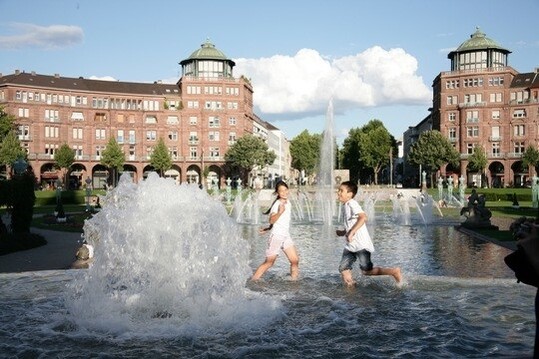 Springbrunnen werden an heien Tagen auch zum Abkhlen genutzt. Darunter leidet die Wasserqualitt. Mit einem neuartigen Reinigungsmodus soll das Wasser deutlich lnger nutzbar bleiben. 