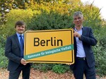 Die Natur bekommt Verstärkung: Berlin tritt als größter Partner dem Bündnis „Kommunen
für biologische Vielfalt“. Im Bild: Herrn Staatsekretär Stefan Tidow (rechts) der Senatsverwaltung für Umwelt, Verkehr und Klimaschutz und den Geschäftsführer des Bündnis „Kommunen für biologische Vielfalt“ Robert Spreter (links).