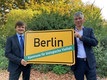 Die Natur bekommt Verstrkung: Berlin tritt als grter Partner dem Bndnis Kommunen
fr biologische Vielfalt. Im Bild: Herrn Staatsekretr Stefan Tidow (rechts) der Senatsverwaltung fr Umwelt, Verkehr und Klimaschutz und den Geschftsfhrer des Bndnis Kommunen fr biologische Vielfalt Robert Spreter (links).