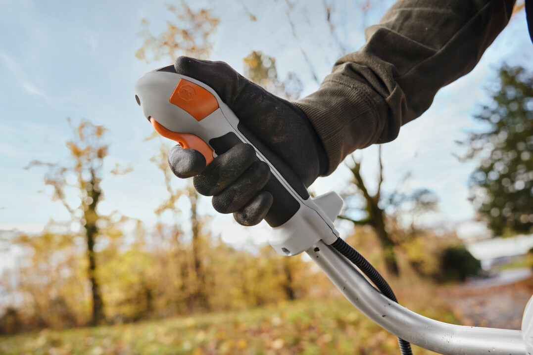 Der ergonomische Bediengriff Stihl Advance Grip für Freischneider reduziert die Belastung von Gelenken und Muskulatur bei professionellen Mäh-, Häcksel- und Sägeeinsätzen.