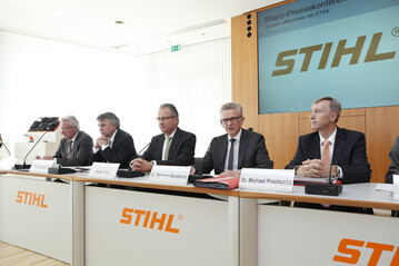 Der STIHL Vorstand bei der Bilanz-Pressekonferenz 2015 von links nach rechts: Wolfgang Zahn, Karl Angler, Norbert Pick, Dr. Bertram Kandziora (Vorstandsvorsitzender), Dr. Michael Prochaska.