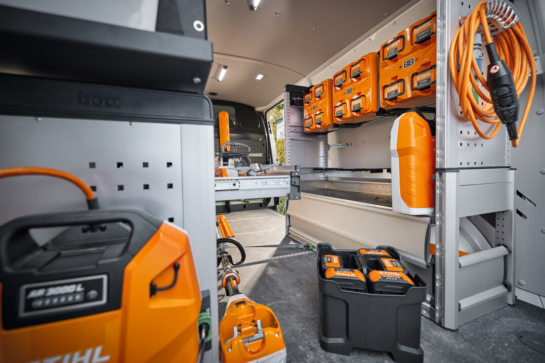 Die neue bott vario3 powered by STIHL Fahrzeugeinrichtung für Kastenwagen ist mit STIHL AL 301-4 Ladegeräten ausgestattet. Damit können Akkus aus dem STIHL AP-System auch am Einsatzort verlässlich geladen werden.