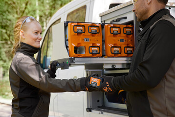 Die mobile Transport- und Lade-Box ist mit Stihl AL 301-4 Ladegerten ausgestattet und ermglicht auch am Einsatzort das sequentielle Laden von Akku-Packs und rckentragbaren Akkus aus dem Stihl AP System.