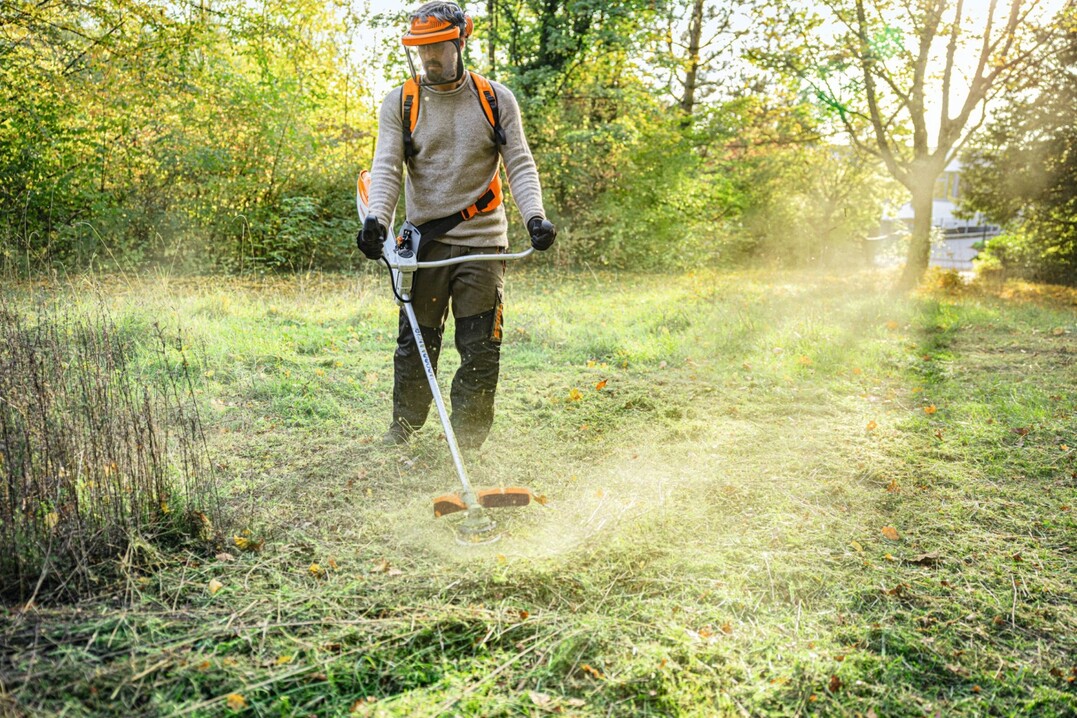 Die Akku-Motorsense STIHL FSA 200 ist für lange Arbeitseinsätze konzipiert. Sie ist perfekt ausbalanciert und hält dank des serienmäßigen Antivibrationssystems die Belastung von Gelenken und Muskulatur der Anwender gering.