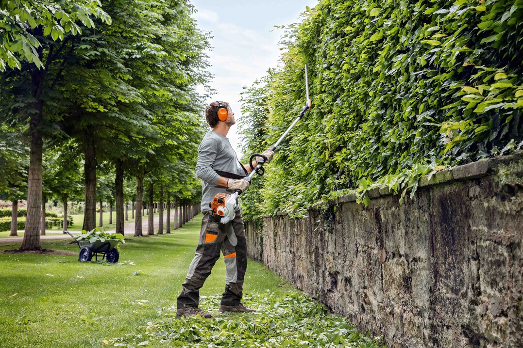 Mit seiner Gesamtlänge von 2,42 m lassen sich mit dem STIHL HL 94 C-E auch sehr hohe und breite Hecken ohne Leiter oder Gerüst schnell und mit sicherem Stand vom Boden aus in Form trimmen.