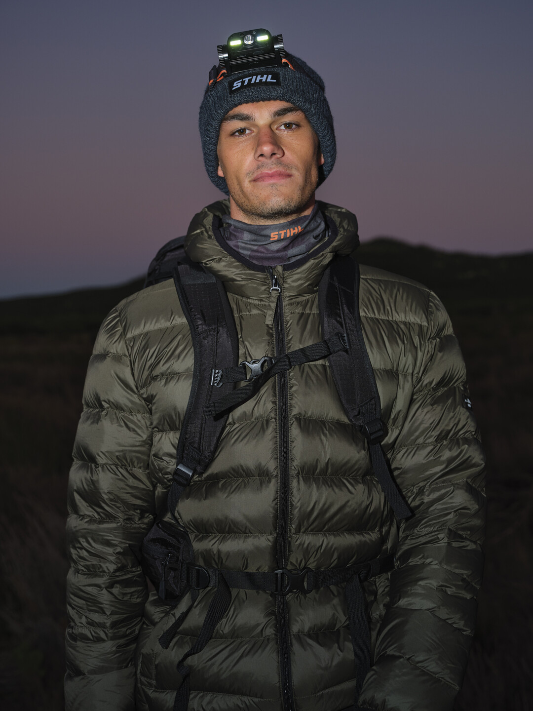 Die neue Stihl Stirnlampe ist mit einer Helligkeit von 800 Lumen der perfekte Outdoor-Begleiter in der dunklen Jahreszeit  ob beim Wandern und Joggen oder auch beim Arbeiten im Forst. Ihr umlaufendes, verstellbares Gummiband sorgt nicht nur fr perfekten Halt auf der Stirn, sondern auch auf Forst- oder Bauarbeiterhelmen.