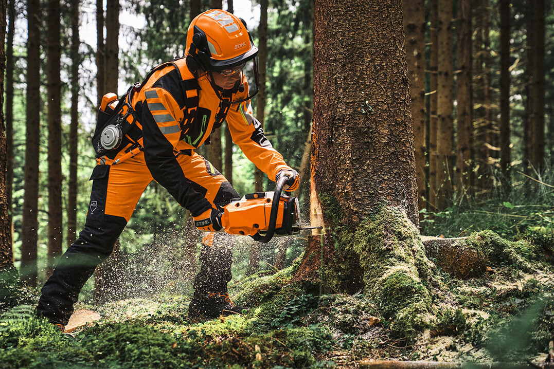 Die STIHL MS 300 C-M �berzeugt mit hohem Drehmoment und hervorragender Beschleunigung. Das sorgt f�r geringe Druckempfindlichkeit und damit f�r einen schnellen Arbeitsfortschritt bei F�ll- und Entastungsarbeiten in mittelstarken Best�nden.