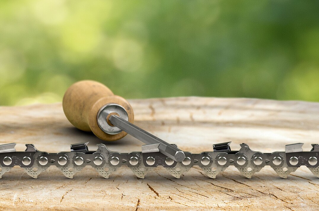 Der Schneidezahn der neuen Stihl 3/8“ Rapid Hexa-Sägekette und die Form der 6-Kant-Schärffeile sind perfekt aufeinander abgestimmt. Im Vergleich zu Rundfeilen ist es weniger geübten Anwendern das einfache Kettenschärfen im idealen Schärfwinkel möglich.