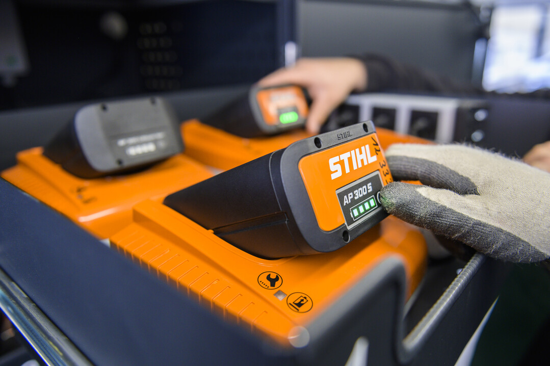 In einem einzelnen Akkuladeschrank lassen sich bis zu 20 Akkupacks aus dem professionellen AP-System von Stihl gleichzeitig an die Ladegerte koppeln.