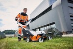 Der Mono-Komfortlenker des neuen Profi-Akku-Mähers STIHL RMA 765 V erleichtert die Entnahme des Grasfangkorbs. Dank der Zero Turn-Funktion der Vorderräder ist der Mäher trotz großer Schnittbreite extrem wendig und handlich.