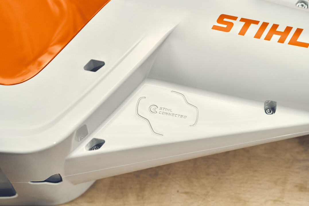 Der STIHL Smart Connector wird auf einem Benzin-, Elektro- oder Akku-Ger�t angebracht und erfasst anschlie�end bei laufendem Motor dessen Betriebsdaten. Bei Ger�ten der Marke STIHL ist die f�r die Montage des Smart Connectors vorgesehene Stelle markiert. Bei anderen Herstellern unterst�tzt die Positionierungshilfe des Smart Connectors dabei, eine geeignete Position zu finden.