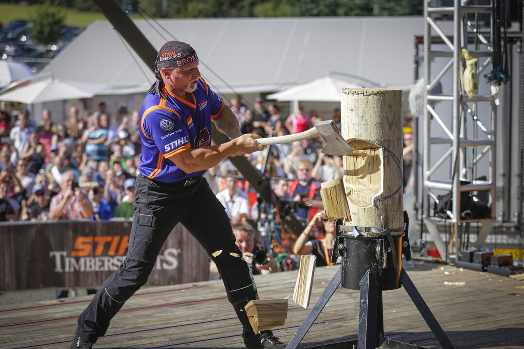 Deutscher Meister Dirk Braun aus Winterberg (NRW) bei der Disziplin Standing Block Chop