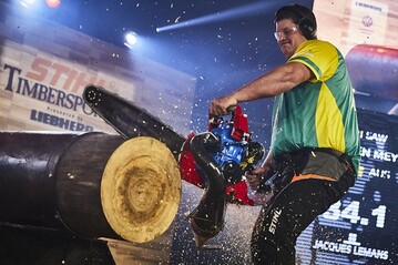 Brayden Meyer krnt sich in Prag, trotz Problemen an der Rennmotorsge Hot Saw, zum besten Sportholzfller der Welt. 