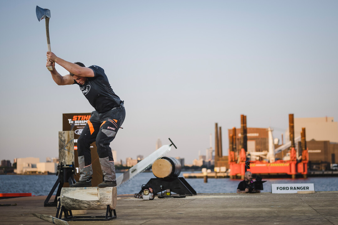 Jack Jordan vor der Hafenkulisse in Rotterdam beim Underhand Chop.