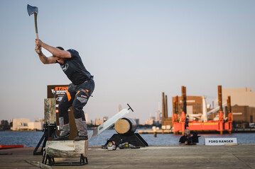 Jack Jordan vor der Hafenkulisse in Rotterdam beim Underhand Chop.