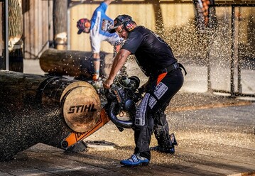 Der Schnitt, der den Sieg bedeutete: Danny Mahr an der Rennmotorsge Hot Saw. 