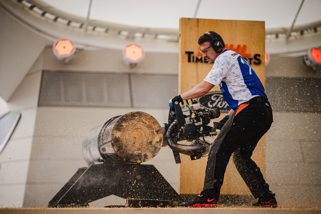 30 Kilogramm, 80 PS und Kettengeschwindigkeiten von 240 km/h: Die getunten Hot Saws verlangen selbst den besten Timbersports Athleten, hier Thomas Hofbauer, alles ab.
