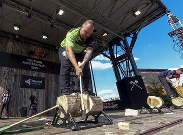 Lars Seibert beim Underhand Chop. Die Disziplin simuliert das Zerteilen eines gefllten Baumes. 