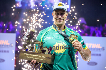 Brad De Losa zeigt stolz die Trophe des TIMBERSPORTS Einzel-Weltmeisters 2022.