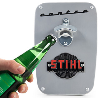 Darf in keiner Werkstatt fehlen: der hochwertige Wandflaschenffner
im Stil der legendren STIHL CONTRA! Der gusseiserne
Flaschenffner verfgt zudem ber ein hochwertiges
STIHL Emblem. So kann jede Flasche stilvoll geffnet werden,
und dem Getrnk nach getaner Arbeit steht nichts im Wege.