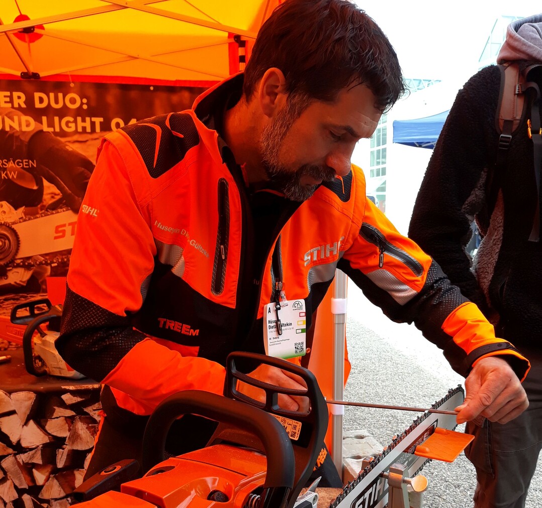 Hüseyin Dietz-Gültekin (hier auf den Deutschen Baumpflegetagen 2023) ist gelernter Forstwirt und seit 1999 tätig in der Baumpflege.
Er ist European TreeWorker, Forstwirtschaftsmeister und Fachagrarwirt Baumpflege und Baumsanierung.