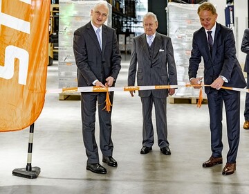 V.l.: Dr: Nikolas Stihl, Beirats- und Aufsichtsratsvorsitzender, Hans Peter Stihl, Ehrenvorsitzender des Beirats und Aufsichtsrats, und Heribert Benteler, Geschftsfhrer der STIHL Vertriebszentrale in Dieburg, erffnen offiziell das neue Logistikgebude. 