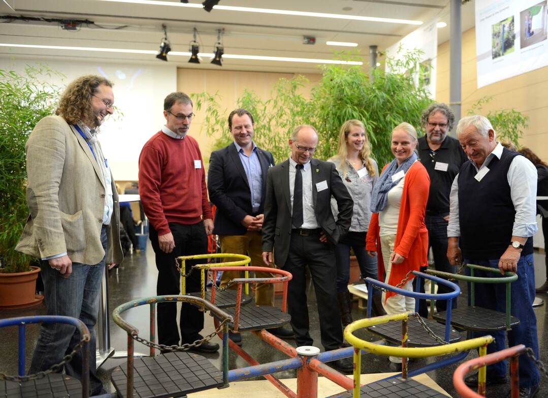 v.l.n.r: Peter Schraml, Massstab Mensch, Andreas Strupp, Eibe Spielplatzgeräte, "Obmann des Normenausschusses Spielplatzgeräte" ; Tilo Eichinger, Vorstand des Bundesverbands der Spielplatzgeräte- und Freizeitanlagen-Hersteller; Stefan Handl, zweiter Bürgermeister der Gemeinde Karlsfeld; Sonja Rasch, Kommunale Unfallversicherung Bayern; Dr. Elke Frenzel, Kommunale Unfallversicherung Bayern; Karl Heinz Köhler; Berliner Seilfabrik; Julian Richter, Richter Spielgeräte