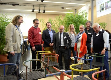 v.l.n.r: Peter Schraml, Massstab Mensch, Andreas Strupp, Eibe Spielplatzgerte, "Obmann des Normenausschusses Spielplatzgerte" ; Tilo Eichinger, Vorstand des Bundesverbands der Spielplatzgerte- und Freizeitanlagen-Hersteller; Stefan Handl, zweiter Brgermeister der Gemeinde Karlsfeld; Sonja Rasch, Kommunale Unfallversicherung Bayern; Dr. Elke Frenzel, Kommunale Unfallversicherung Bayern; Karl Heinz Khler; Berliner Seilfabrik; Julian Richter, Richter Spielgerte